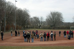 Spielbetrieb der Pétanque-Ligaspielerinnen und -spieler auf dem Sportplatz in Oestrich während des Turniers zur Vorbereitung auf die Ligasaison 2010.